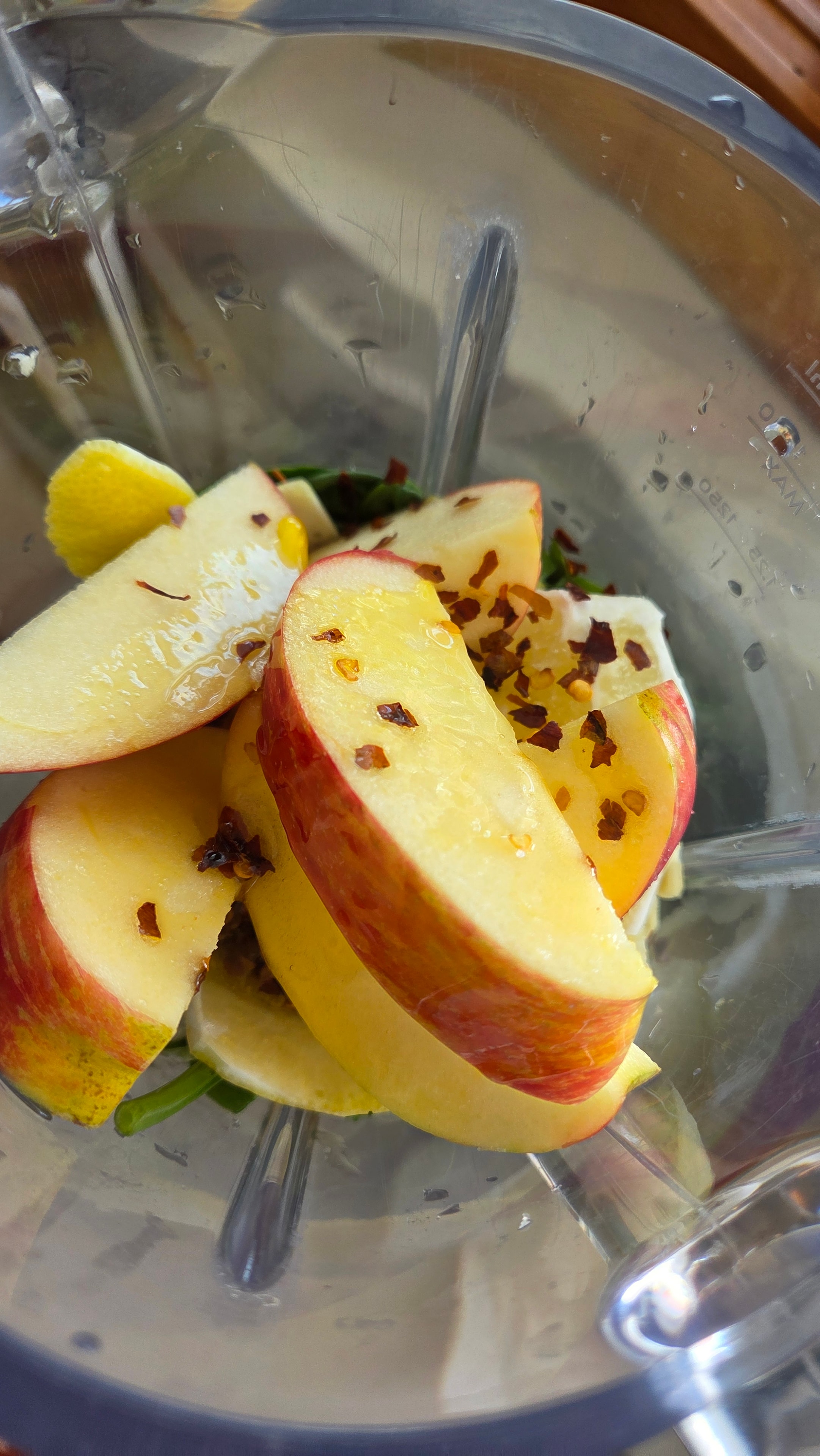 Apple slices, spinach, matcha and crushed pepper loaded into the blender bowl